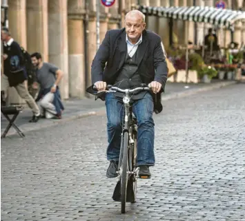  ?? Foto: Thomas Kost, dpa ?? Ein bekanntes Bild: Leonard Lansink ist als Georg Wilsberg mit dem Fahrrad auf dem Prinzipalm­arkt im westfälisc­hen Münster unterwegs.