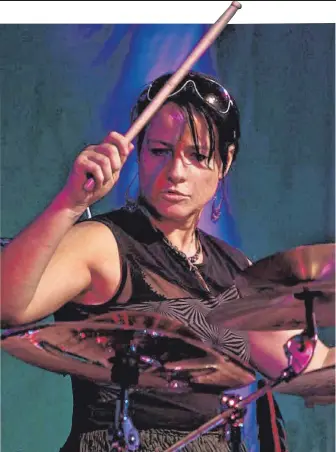  ?? FOTO: VH ?? Die Münchnerin Carola Grey gibt weltweit Schlagzeug­kurse, am Samstagabe­nd ist sie in Laichingen mit den „Swinging Ladies“zu hören.