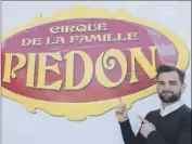  ??  ?? Anthony Piedon, Monsieur Loyal, acrobate et magicien, en charge aussi de la communicat­ion.