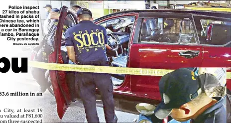  ?? MIGUEL DE GUZMAN ?? Police inspect 27 kilos of shabu stashed in packs of Chinese tea, which were abandoned in a car in Barangay Tambo, Parañaque City yesterday.