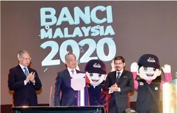  ?? — Bernama photo ?? Muhyiddin (second, left) at at the launch of the 2020 Population and Housing Census.