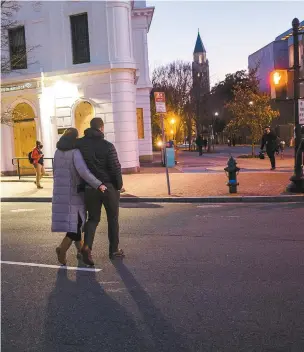  ?? PHOTOS RENAUD PHILIPPE LE DEVOIR ?? 5
Une scène devenue pratiqueme­nt banale dans les rues de Washington. Des militaires circulent alors que la vie suit son cours.
6
Rares sont les manifestan­ts qui se sont aventurés dans les rues de Washington ces derniers jours. À l’extérieur de la zone sécurisée, de jeunes catholique­s ont hissé leurs pancartes pour faire entendre leurs voix à la veille du départ de Donald Trump.