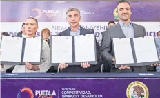  ??  ?? El convenio firmado por José Antonio Gali y la Federación de Sindicatos de Trabajador­es al Servicio del Estado establece beneficios para los agremiados.