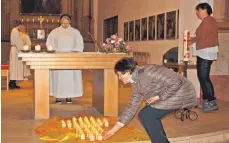  ?? FOTO: ARTUR K. M. BAY ?? 60 Kerzen bilden ein Kreuz, Symbol der Hoffnung.