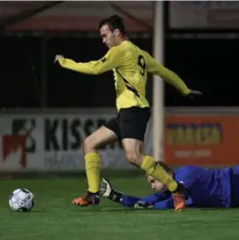  ?? FOTO DD ?? Moerenhout omspeelt Wouters en maakt zijn eerste van drie goals.