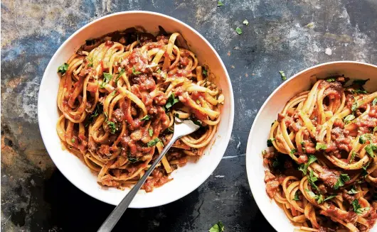  ?? LINDA XIAO/THE NEW YORK TIMES ?? This vegan take on hearty tomato sauce tastes as rich as the original and satisfies cravings for comfort food.