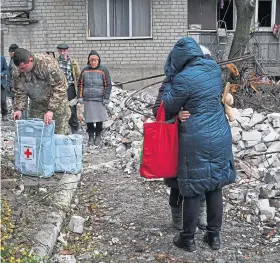  ?? ?? WEARY: Ukrainian residents at a building in Chasiv Yar hit by shelling.