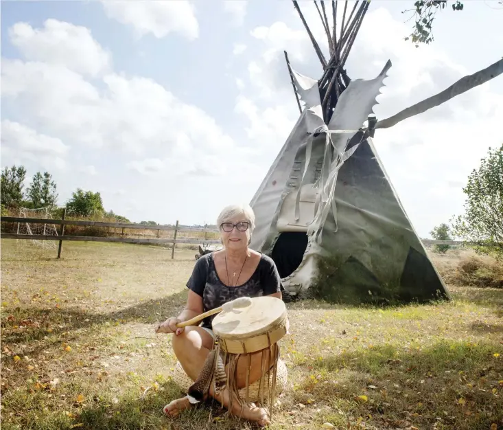  ?? Bild: EDITH CAMILLA SVENSSON ?? FÖRÄNDRING. Sedan Marja var på meditation första gången för tio år sedan har hon rest en egen tipi på tomten, gjort en egen schamantru­mma (inte den på bilden) och utbildat sig till schaman.