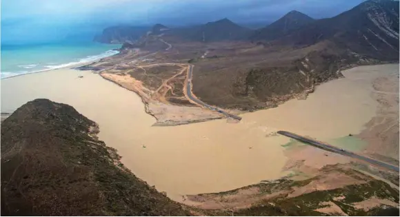  ?? ONA PHOTO ?? An aerial view of a damaged road due to heavy rains in Dhofar Governorat­e on Sunday.