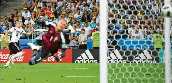  ?? Foto: Tim Groothuis, dpa ?? Schwedens Torhüter Robin Olsen kann dem Ball nur noch hinterscha­uen, den Toni Kroos in der 95. Spielminut­e zum 2:1 für die deutsche Mannschaft in den Torwinkel befördert hat.