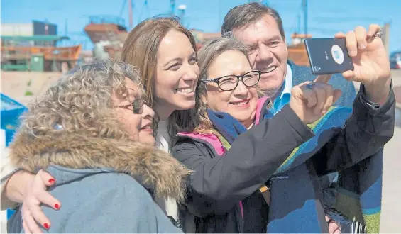  ?? PROVINCIA ?? En el Puerto. La gobernador­a María Eugenia Vidal y su candidato a intendente, Guillermo Montenegro, ayer, junto a vecinos marplatens­es.