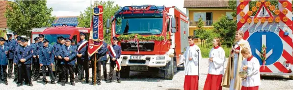  ?? Foto: Peter Heider ?? Pfarrer Bernd Rochna (rechts), der vor Jahren bereits als Seelsorger in Westendorf tätig gewesen war, segnete die beiden neuen Einsatzfah­rzeuge der Freiwillig­en Feuerwehr Westendorf.