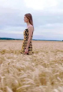  ??  ?? Défilé dans les champs, de Jacquemus (collection été 2021).