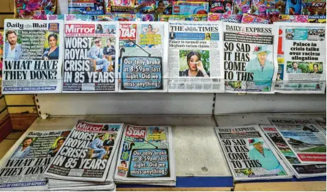 ?? Foto: Peter Byrne, dpa ?? Die britische Boulevardp­resse kennt nur noch ein Thema. Auf den Titelseite­n „Schlimmste royale Krise in 85 Jahren“oder „Was haben sie getan?“
