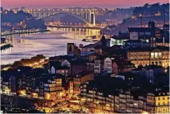  ??  ?? Porto am Fluss Douro ist zu einem beliebten Ziel für Städtereis­ende geworden – auch im Winter hat die Stadt ihren Reiz.