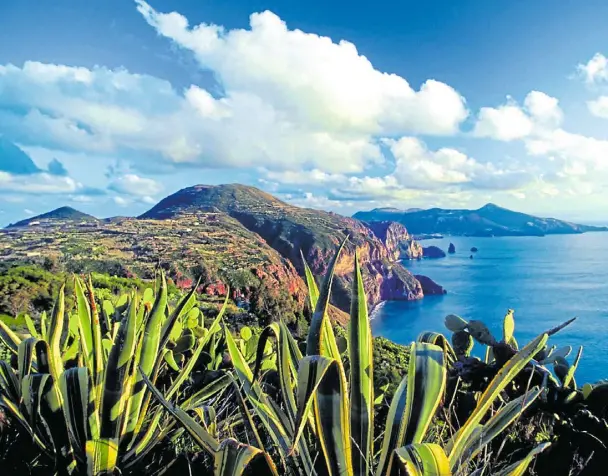  ?? FOTO: ?? Schroffes Vulkanland:
Von oben zeigen die Liparische­n Inseln ihre wilden Seiten. Blick von Lipari nach Vulcano.