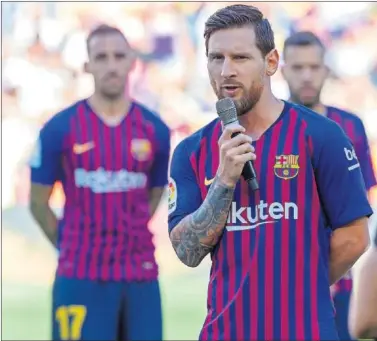  ??  ?? EN LÍDER. Messi, en su primer discurso como primer capitán del Barça ante su afición.