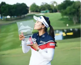  ??  ?? So Yeon Ryu, from South Korea, kisses her trophy for photograph­ers after winning the LPGA Wal-Mart NW Arkansas Championsh­ip golf tournament at Pinnacle Country Club in Rogers, Ark., Sunday. (AP)