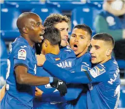  ?? REUTERS / JUAN MEDINA ?? =
Los jugadores del Getafe hacen piña tras el 1-0.