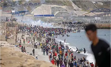  ??  ?? Hémorragie. À Fnideq (Maroc), le 18 mai, la police espagnole tente de faire refluer les migrants. La veille, plus de 5 000 d’entre eux sont parvenus à rejoindre l’enclave espagnole de Ceuta.