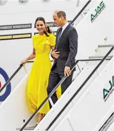  ?? BILD: SN/APA/AFP/RICARDO MAKYN ?? Herzogin Kate und Prinz William bei ihrer Ankunft auf Jamaika.