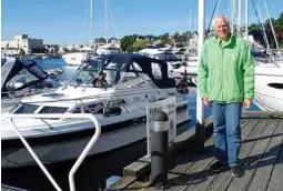  ??  ?? HEKTISK: Jens Otto Dolva driver gjestehavn­a. Han forteller at arbeidsdag­en er hektisk, og at det er stort behov for å utvide for å kunne ta imot alle båtturiste­ne.