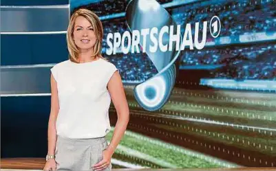  ?? Foto: WDR/Herby Sachs ?? Jessy Wellmer moderiert – im Wechsel mit Alexander Bommes, Gerd Delling und Matthias Opdenhövel – die Sportschau am frühen Samstagabe­nd im Ersten.