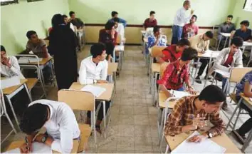  ?? Reuters ?? Students displaced by the fighting in the Red Sea city of Hodeida take their high school exams away from home in the capital city of Sana’a on Saturday.