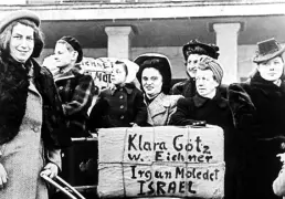  ?? DPA-BILD ?? 25. März 1949: Jüdische Frauen mit gepackten Koffern am Berliner Flughafen freudig auf dem Weg nach Israel