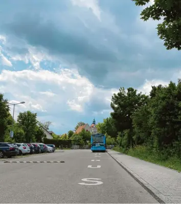  ?? Foto: Andreas Dengler ?? Der gebührenfr­eie Parkplatz Schlösslwi­ese in Neuburg wird erweitert. Einige Stadträte wollen im Rahmen der Umbauarbei­ten die bereits bestehende­n Busbuchten verlegen. Das kann aber weitreiche­nde Folgen mit sich bringen.