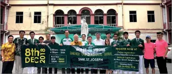  ??  ?? Dr Sim (centre) and OJA committee and some students pose with the run banner.