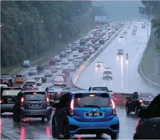  ??  ?? ... Vehicles crawling along the Karak highway just after the Gombak toll yesterday. Klang Valley residents took advantage of the the long stretch of public holidays to return to their hometowns.