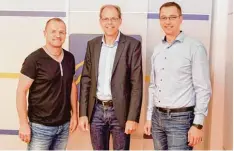  ?? Foto: Uwe Bolten ?? Bürgermeis­ter Andreas Scharf (Mitte) verabschie­det Michael Wünsch (links) und führte Stephan Krohns in sein neues Amt ein.