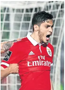  ??  ?? Raúl hizo los dos goles para que el Benfica ganara.