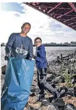  ??  ?? Milan Kühnen mit Vater Marco an der Emmericher Rheinbrück­e.