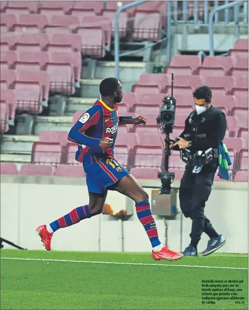  ?? FOTO: AP ?? Dembele marco su decima gol de la campana para dar yun triunfi agonico al Barca, una Victoria que permite a los azulgrama acercarse al liderato de LaLiga