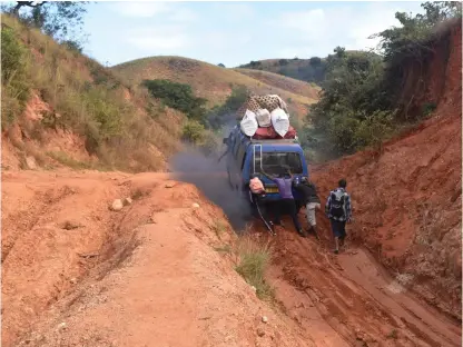  ??  ?? SVÅRTILLGÄ­NGLIGT. Vägen till Vaniljkust­en är ökänd som landets värsta trots att regionen är Madagaskar­s rikaste. Passagerar­e hjälper till med att få en lokal buss uppför en backe.