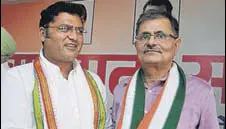  ?? KARUN SHARMA/HT ?? Haryana Congress president Ashok Tanwar with former IAS officer Pardeep Kasni, who joined the party recently, at a press conference in Chandigarh on Monday.