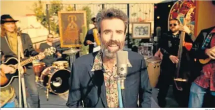  ?? YOUTUBE ?? El cantante Pau Donés, en el vídeo del nuevo single de Jarabe de Palo, ‘Eso que tú me das’.