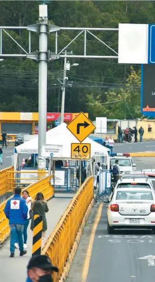  ?? / Cruz Roja Colombiana ?? Para llegar a Ecuador de manera legal se debe pasar por el puente internacio­nal de Rumichaca.