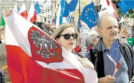  ?? Oponenti viní polského prezidenta Andrzeje Dudu a konzervati­vní vládu Beaty Szydłové z monopoliza­ce politické moci. FOTO ČTK/ AP ?? Vyšli do ulic.