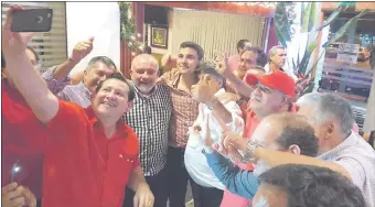  ??  ?? Peña con dirigentes del Prisifumih en un evento en el Paulista Grill donde supuestame­nte cocinaron el plus. La imagen corrió en estos días por las redes sociales.