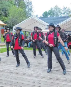  ?? FOTOS: CORNELIA ADDICKS ?? Beim Country-Open-Air mit der Band Schwarzpul­ver (links) hatten sich wie immer viele Line-Dancer eingefunde­n (Bild rechts).