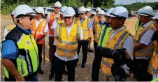  ?? Communicat­ions Unit photo — Sarawak Public ?? Nanta (left) is briefed during his visit to a road project site.