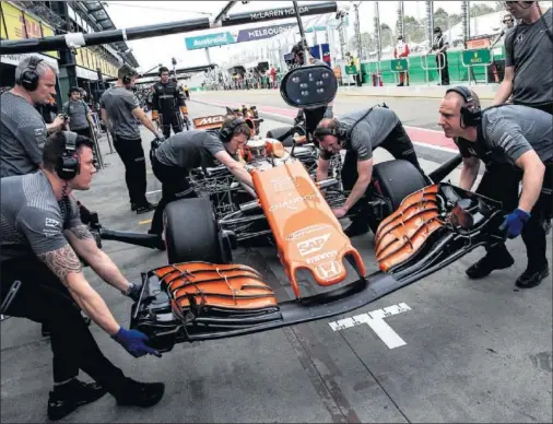  ??  ?? PRUEBAS. McLaren y Honda tienen mucho trabajo pendiente tras lo mal que fue su pretempora­da en Barcelona.