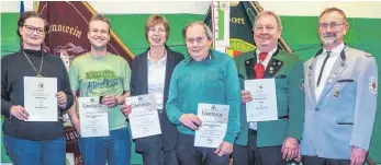  ?? FOTO: PETER STERK ?? Freuen sich über die Ehrungen (von links): Stefanie Schiele, Pascal Meßmer, Gabi van de Löcht, Peter Osswald, Josef Enzenmülle­r und Roland Pfleghar.