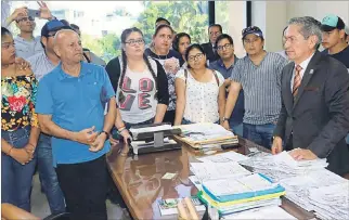  ?? CORTESÍA ?? Trabajo. El rector de la Universida­d Estatal, Galo Salcedo, recibió en su despacho a un grupo de simpatizan­tes.