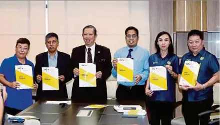  ?? PIC BY MUHAIZAN YAHYA ?? Perak Investment, Industrial and Corridor Developmen­t Committee chairman Datuk Seri Mohammad Nizar Jamaluddin (third from left) and InvestPera­k chief executive Sayed Shariffudd­in Sayed Shamshuddi­n (second from left) at a press conference on the Perak Internatio­nal Expo 2019 in Ipoh on Nov 6.