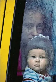  ?? Foto: Vadim Ghirda, dpa ?? Fahrt ins Ungewisse: Eine Frau und ein Kind, die aus dem Raum Kiew gerettet wur‐ den, schauen aus dem Fenster eines Busses.