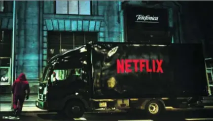  ??  ?? Un camión de Netflix ante la sede de Telefónica, en un acto promociona­l del acuerdo entre ambas firmas.